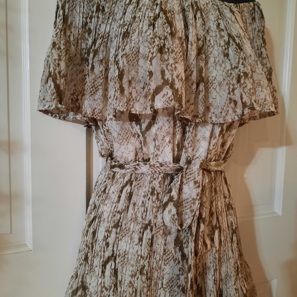 Woman's Snakeskin Print Strapless Romper - Size:M - Like New - Boutique Brand - Picture 5 of 13